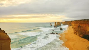 グレートオーシャンロードの十二使徒と海岸線を望むオーストラリアの絶景