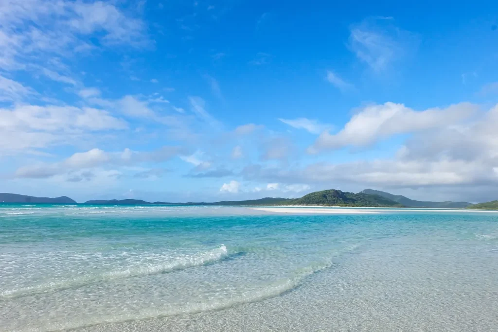 ハミルトン島周辺の白砂ビーチと青い海が広がる絶景リゾート風景