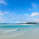 ハミルトン島周辺の白砂ビーチと青い海が広がる絶景リゾート風景