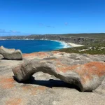 カンガルー島のリマーカブルロックスと青い海岸線を望む明るい絶景