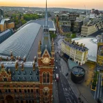 ロンドンのキングス・クロス周辺と駅舎を望むヨーロッパ鉄道旅行の風景