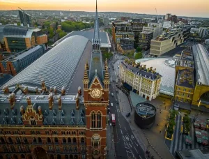 ロンドンのキングス・クロス周辺と駅舎を望むヨーロッパ鉄道旅行の風景