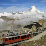 スイス・ツェルマットのゴルナーグラート鉄道とマッターホルンを望む山岳風景