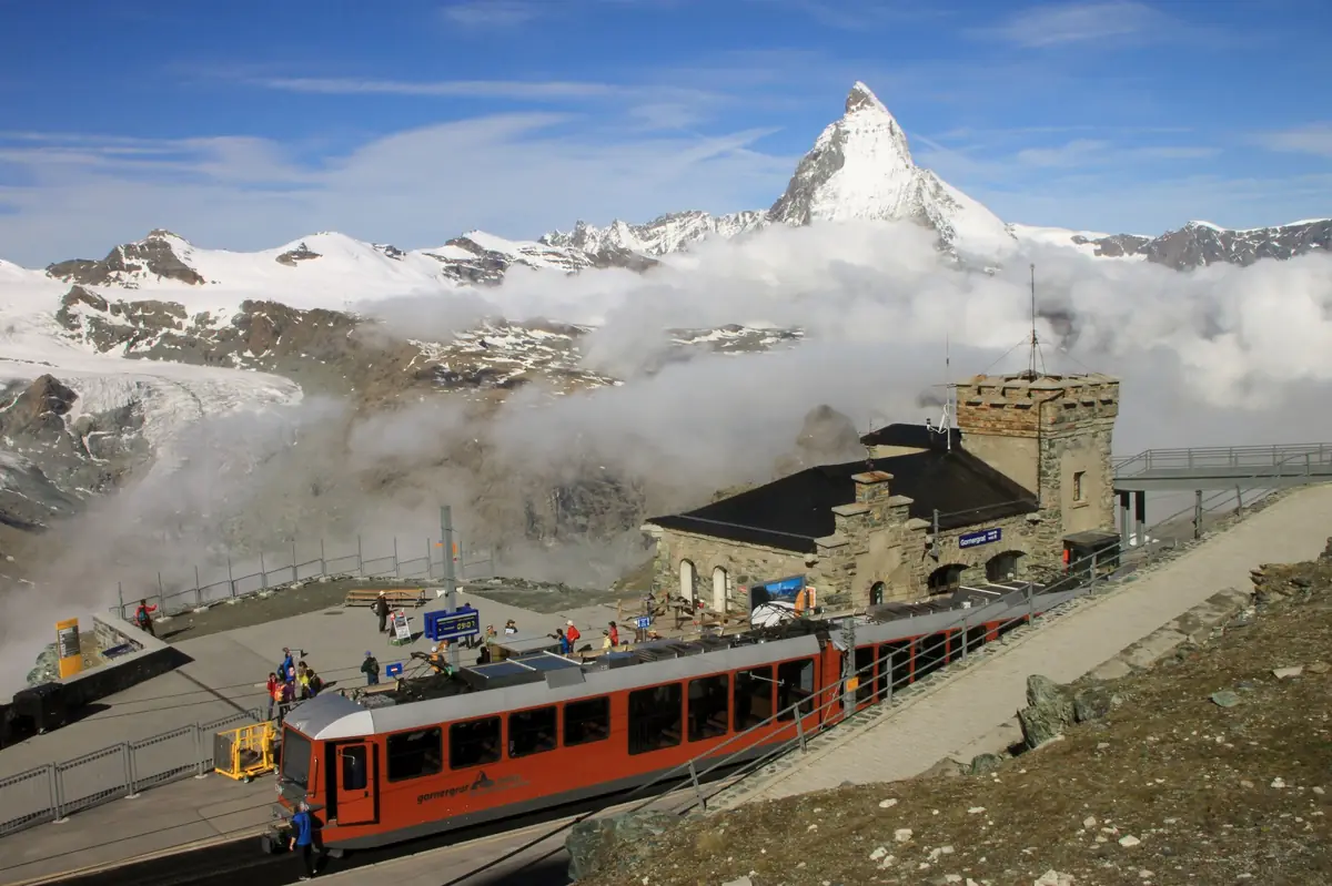スイス・ツェルマットのゴルナーグラート鉄道とマッターホルンを望む山岳風景