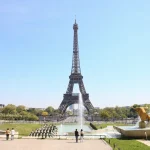 パリのエッフェル塔と噴水広場を望むヨーロッパ家族旅行のイメージ