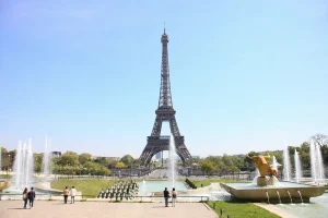 パリのエッフェル塔と噴水広場を望むヨーロッパ家族旅行のイメージ
