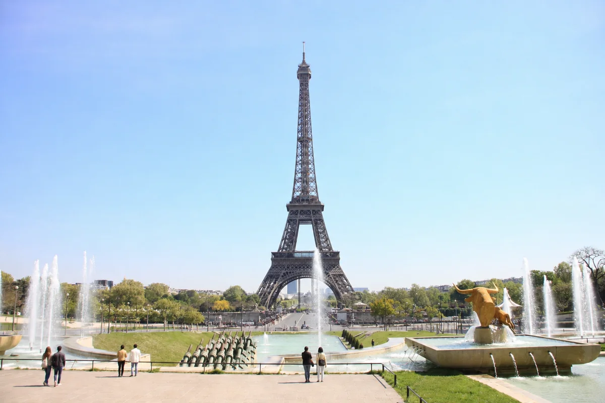 パリのエッフェル塔と噴水広場を望むヨーロッパ家族旅行のイメージ