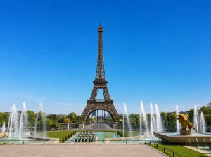 初めてのヨーロッパ旅行をイメージできる、パリのエッフェル塔とトロカデロ広場の噴水風景