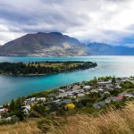 クイーンズタウンのワカティプ湖と山並みを望むニュージーランド南島の風景