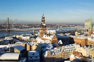 バルト三国旅行の雰囲気が伝わる、雪化粧したラトビア・リガ旧市街の街並み