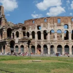 ローマのコロッセオ外観と観光客の様子。ヨーロッパ旅行の予算や周遊計画を考えるイメージ
