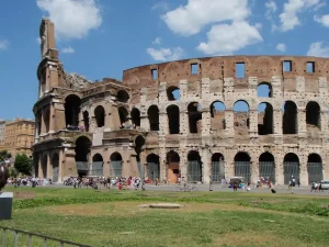 ローマのコロッセオ外観と観光客の様子。ヨーロッパ旅行の予算や周遊計画を考えるイメージ