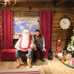 フィンランド・ロヴァニエミのサンタクロース村で記念撮影を楽しむ北欧旅行の様子