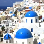 サントリーニ島の青いドームと白い街並みが広がるギリシャの風景