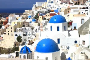 サントリーニ島の青いドームと白い街並みが広がるギリシャの風景