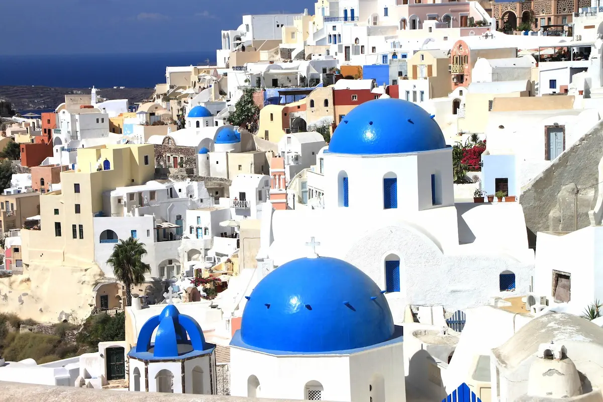 サントリーニ島の青いドームと白い街並みが広がるギリシャの風景