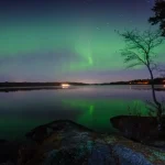 秋の湖面に映るオーロラを眺める9月・10月のオーロラ旅行
