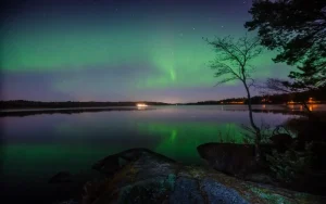 秋の湖面に映るオーロラを眺める9月・10月のオーロラ旅行