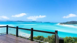 オーストラリア・ハミルトン島の青い海と展望デッキから望む絶景
