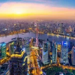 中国・上海の高層ビル群と川沿いに広がる夜景