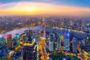 中国・上海の高層ビル群と川沿いに広がる夜景
