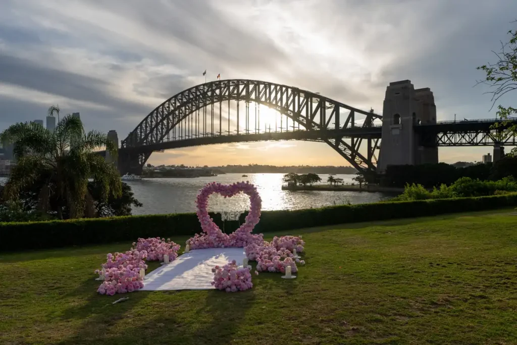 シドニー・ハーバーブリッジを望む芝生に花の装飾が並ぶ、ハネムーン向きのロマンチックな風景