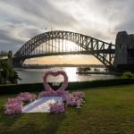 シドニー・ハーバーブリッジを望む芝生に花の装飾が並ぶ、ハネムーン向きのロマンチックな風景
