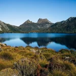 オーストラリア・タスマニアの山並みと静かな湖が広がる自然豊かな風景