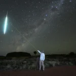 ウルルの夜空に広がる星空と星を指し示すガイドの観賞風景