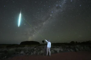 ウルルの夜空に広がる星空と星を指し示すガイドの観賞風景