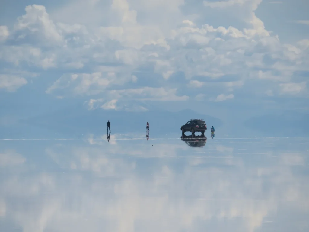 雨季のウユニ塩湖で空と雲が水面に映る鏡張りの絶景