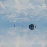 雨季のウユニ塩湖で空と雲が水面に映る鏡張りの絶景
