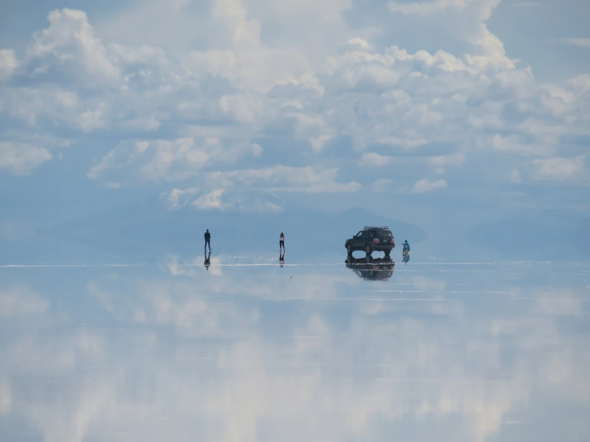 雨季のウユニ塩湖で空と雲が水面に映る鏡張りの絶景