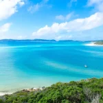 ウィットサンデー諸島の白砂と青く透き通る海を望む絶景風景