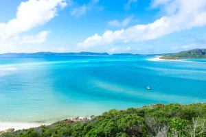 ウィットサンデー諸島の白砂と青く透き通る海を望む絶景風景