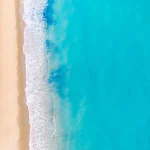 オーストラリアのビーチリゾートを思わせる青い海と白砂の海岸風景