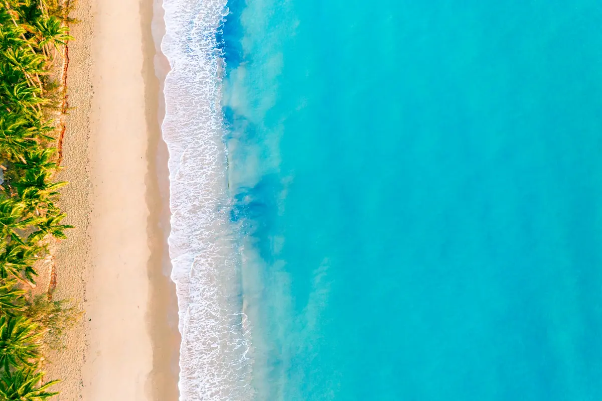 オーストラリアのビーチリゾートを思わせる青い海と白砂の海岸風景