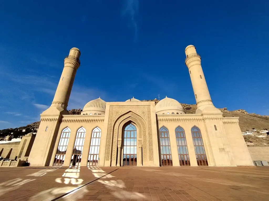 アゼルバイジャン・バクーのモスクと青空が広がるコーカサス旅行の風景
