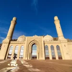 アゼルバイジャン・バクーのモスクと青空が広がるコーカサス旅行の風景