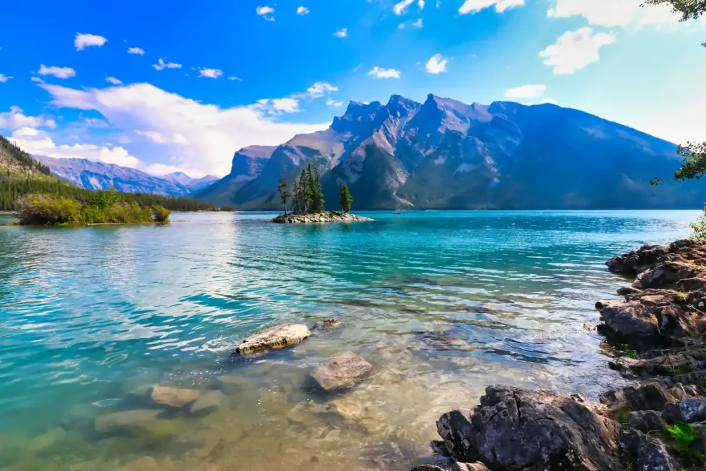カナディアンロッキーで青く澄んだ湖と雄大な山並みが広がる絶景風景