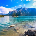 カナディアンロッキーで青く澄んだ湖と雄大な山並みが広がる絶景風景