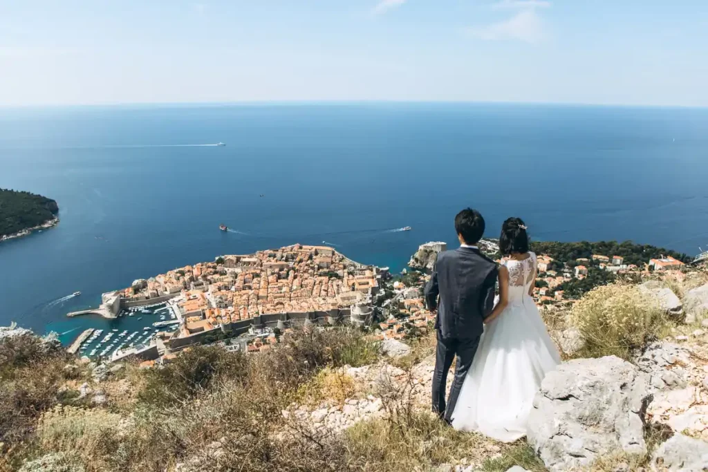 ドブロブニク旧市街とアドリア海を望む新郎新婦のハネムーン風景