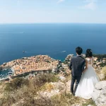 ドブロブニク旧市街とアドリア海を望む新郎新婦のハネムーン風景