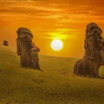 イースター島の夕焼け空と草原に並ぶモアイ像の風景