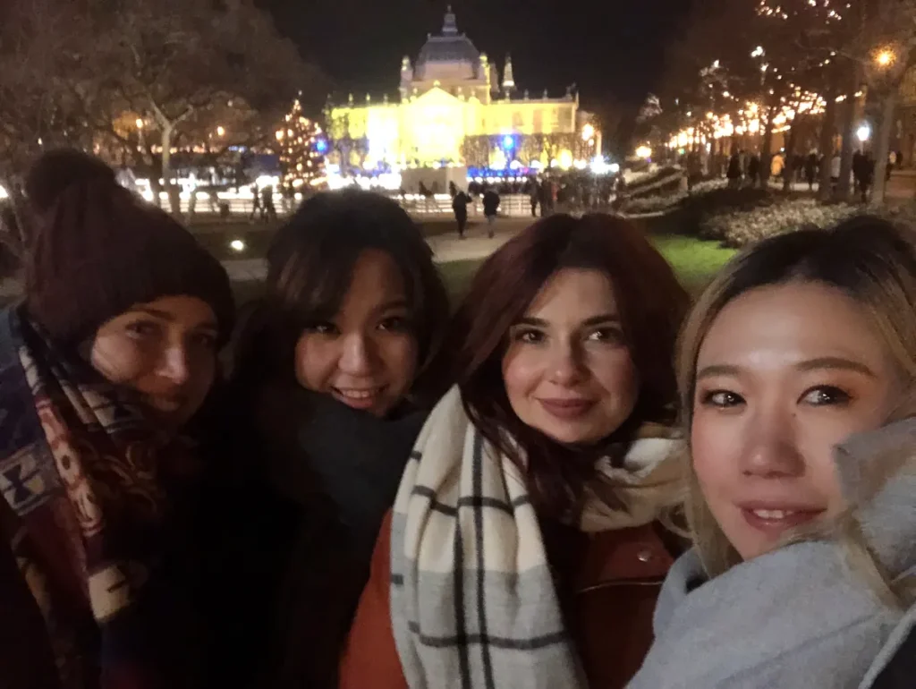 ライトアップされた街並みを背景に友人同士で撮影したヨーロッパ女子旅の夜景写真