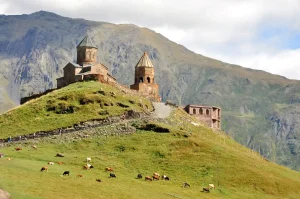 ジョージアのゲルゲティ三位一体教会とコーカサス山脈を望む山岳風景
