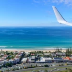 飛行機の窓から見えるゴールドコーストの青い海と海岸線