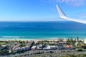 飛行機の窓から見えるゴールドコーストの青い海と海岸線