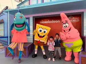 ゴールドコーストのシーワールドでキャラクターと記念撮影する子どもたち