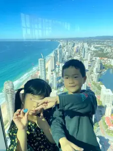 ゴールドコーストの高層展望台から海岸線を眺める子どもたち